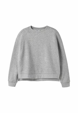 Lysegrå crewneck sweatshirt med lange ærmer og små hvide bogstaver spredt ud over fronten.
