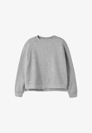 Felpa girocollo grigio chiaro con maniche lunghe e piccole lettere bianche sparse sulla parte frontale.