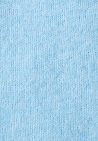 Lichtblauwe gebreide stof met een zachte, pluizige textuur. Heeft een verticale steekpatroon en een consistente kleur over het geheel.