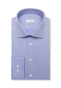 Chemise habillée bleu clair pliée avec de fines rayures verticales foncées, devant boutonné, poignet boutonné et col classique sur fond blanc.