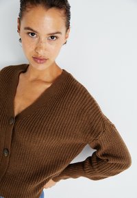 Vero Moda VMLEA V NECK CUFF - Kardigan - pinecone