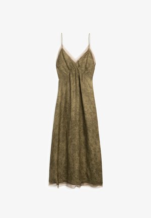 Oliwkowa sukienka na ramiączkach z teksturowanej tkaniny, lekko przezroczysta warstwa górna, marszczony fason oraz zwiewna, A-liniowa sylwetka.