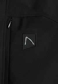 Zwarte stof met een subtiele glans heeft een ritszak en een patch met een eenvoudig wit geometrisch logo. Gestructureerd oppervlak.
