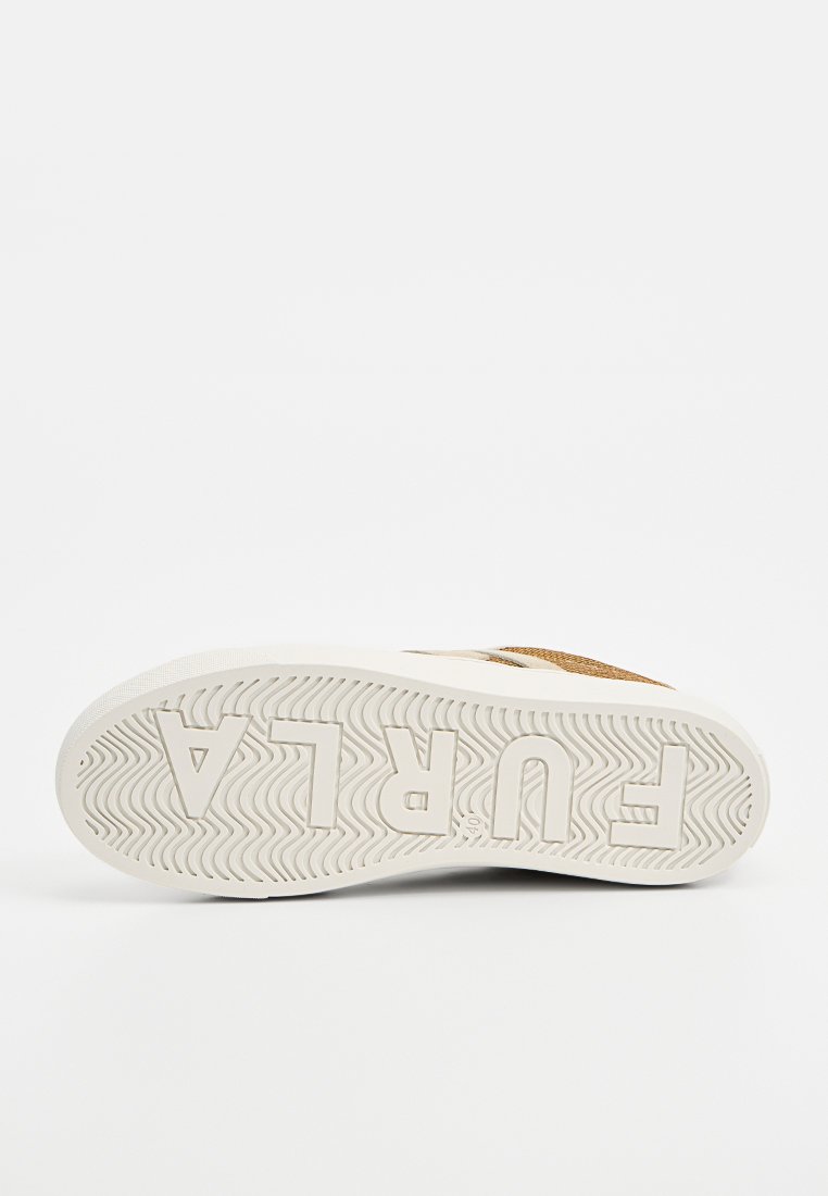 Zapatilla blanca con suela texturizada, presenta un acento en tono marrón y un logo en relieve de "FURLA". Material suave con un diseño limpio y minimalista.