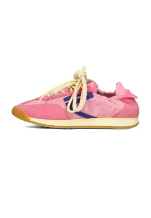 Scarpa da ginnastica rosa con dettaglio laterale a zigzag blu, lacci beige legati a fiocco e suola marrone chiaro su sfondo bianco.