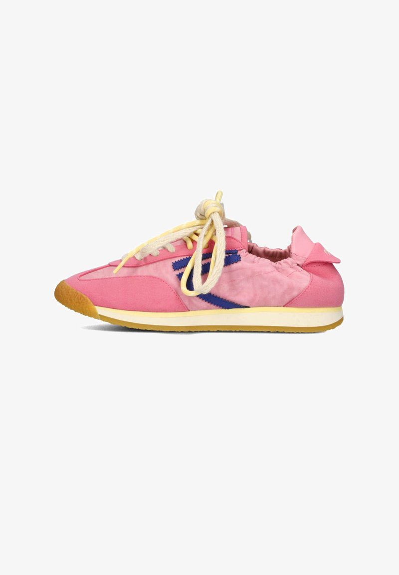 Chaussure de sport rose avec un détail zigzag bleu sur le côté, lacets beiges noués en nœud, et semelle marron clair sur fond blanc.