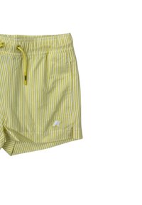 Costume da bagno a strisce gialle realizzato in tessuto leggero. Presenta una vita elasticizzata con cordino e un piccolo dettaglio con logo.