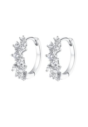 Silberne Creolen mit sieben funkelnden, rund geschliffenen klaren Edelsteinen, die in einem versetzten Muster entlang des äußeren Randes angeordnet sind.