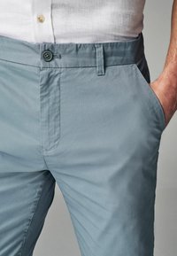 Next SLIM FIT LIGHTWEIGHT STRETCH - Vászonnadrágok - blue