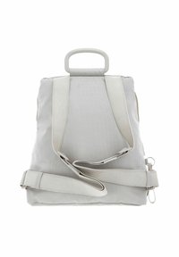 Sac en tissu gris avec une surface texturée, doté d'une poignée supérieure et de bretelles réglables pour le transport. Design compact et rectangulaire avec des accents subtils.