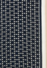 Tissu à motifs bleu marine avec des formes superposées, doté d'une texture lisse. Les bordures passent à des rayures beige clair, ivoire et rose pâle.