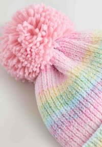 Strikket hue i pastelfarverne regnbue, med en fluffy lyserød pom-pom på toppen og struktureret ribbet design.