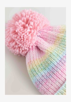 Czapka dzianinowa w pastelowych kolorach tęczy, z puszystym różowym pomponem na górze i teksturowanym prążkowanym wzorem.