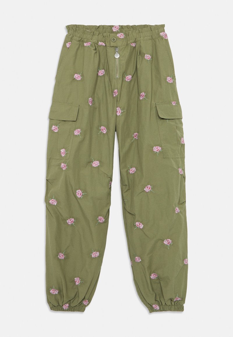 Grønne bomullscargobukser med elastisk linning, med blomsterbroderi i rosa over hele plagget, sidelommer og elastiske mansjetter ved anklene.