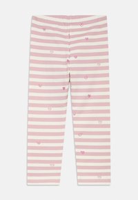 Roza in bele črtaste pajkice z majhnimi vezenimi srčki v roza odtenkih, narejene iz mehke, raztegljive tkanine za udobje.