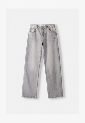 Jeans in denim grigio chiaro, a gamba dritta, con un lavaggio sbiadito, cinque tasche e chiusura a bottone. Presentano cuciture sottili e hardware minimal.