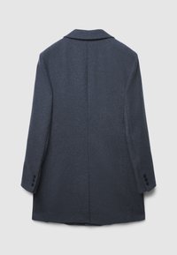 Cappotto di lana grigio scuro con colletto a revers, apertura posteriore singola e polsini con due bottoni. Presenta una texture liscia e una vestibilità su misura.