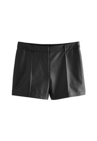 Pantaloni corti neri in pelle con una texture liscia, design su misura, pince frontali e una vita con passanti per cintura. Nessuna tasca visibile.
