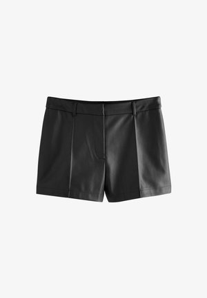 Shorts en cuir noir avec une texture lisse, un design tailleur, des plis devant, et une taille avec passants de ceinture. Pas de poches visibles.