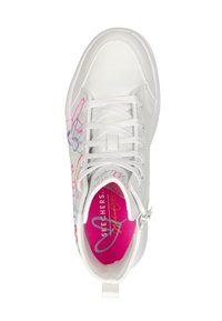 Biały tenisówka z gładką powierzchnią, kolorowymi wzorami w odcieniach różu i pastelowych oraz wyściełanym wnętrzem z jaskraworóżową wkładką.