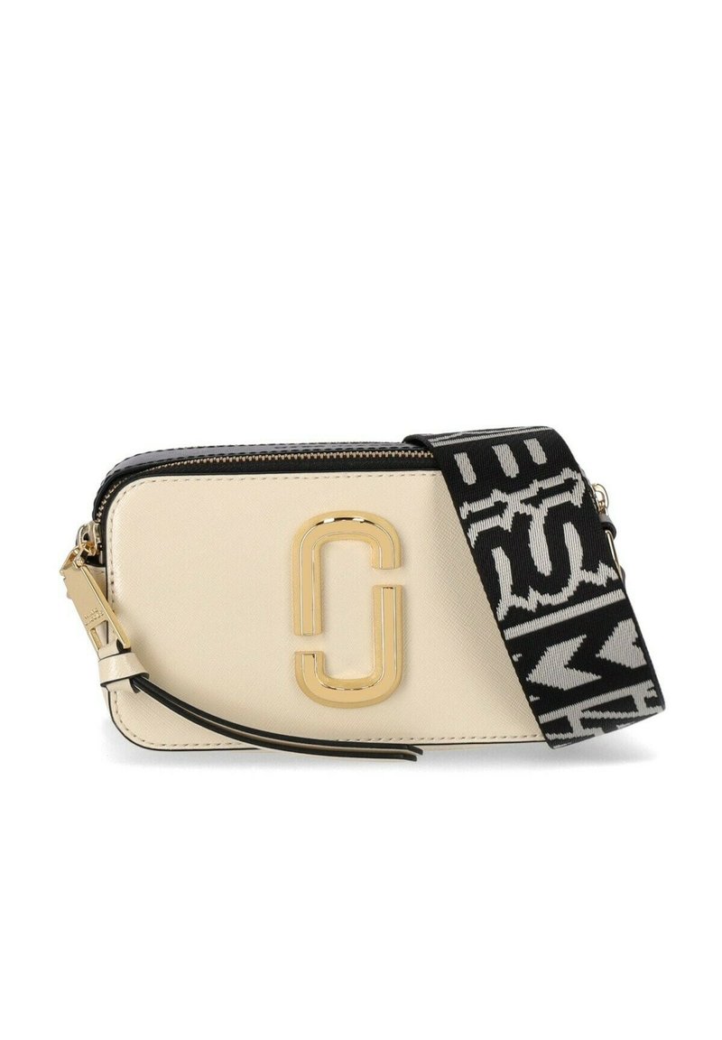 Beige synthetische Tasche mit goldfarbenen Beschlägen, die ein großes Logo trägt. Sie verfügt über einen gemusterten schwarzen Trageriemen mit weißen Akzenten und einen Reißverschluss.