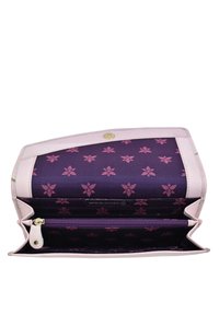 Roze leren portemonnee met paarse stoffen binnenkant, voorzien van een roze bloemenpatroon. Inclusief ritszakje en RFID-blokker voor extra beveiliging.