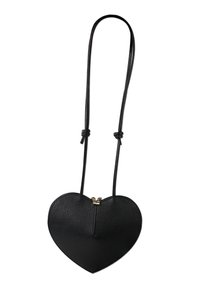 Zwarte leren, hartvormige schoudertas met een ritsluiting, verstelbare banden en een gestructureerde afwerking.