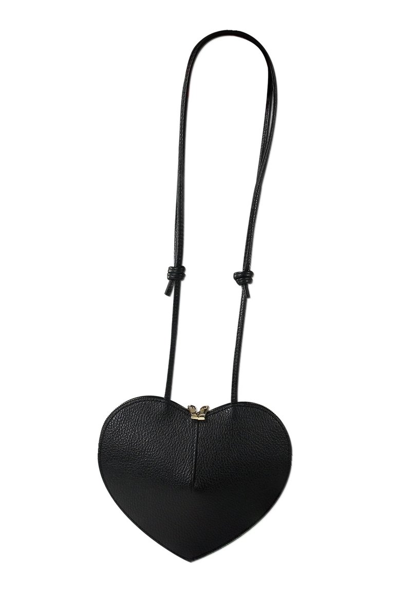 Zwarte leren, hartvormige schoudertas met een ritsluiting, verstelbare banden en een gestructureerde afwerking.