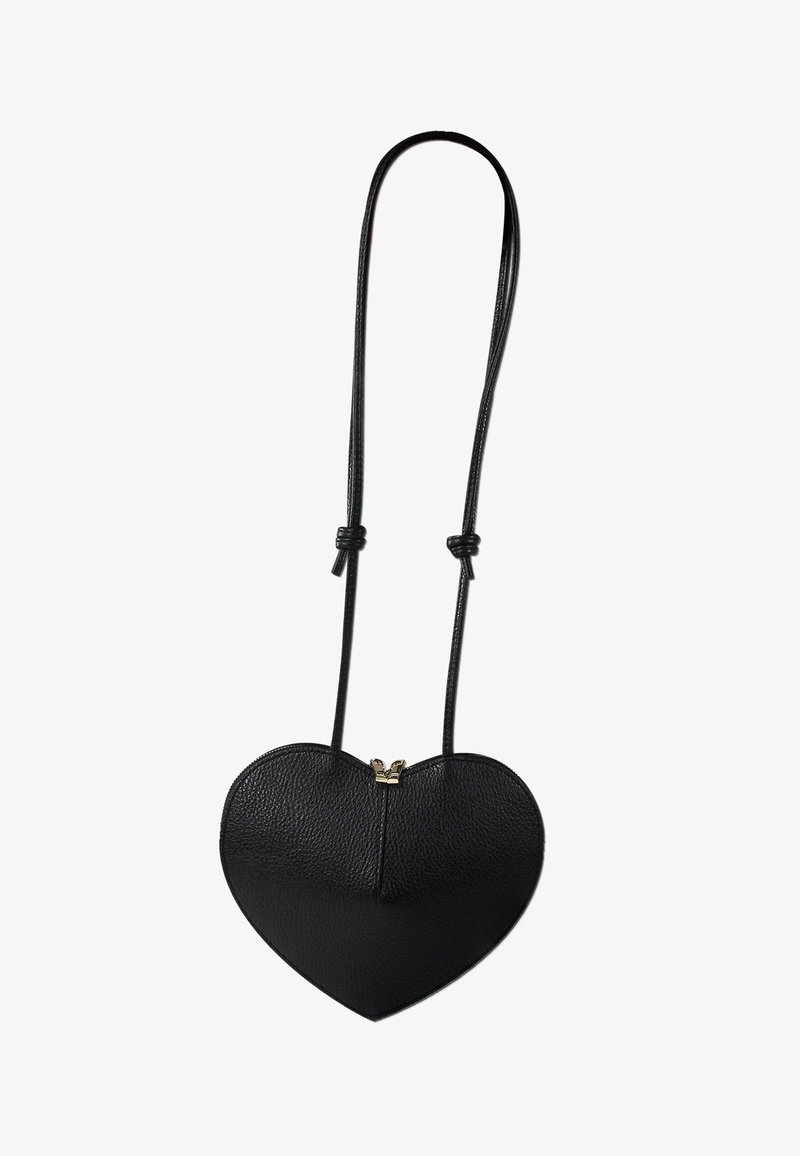 Zwarte leren, hartvormige schoudertas met een ritsluiting, verstelbare banden en een gestructureerde afwerking.