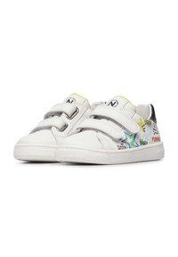 Sneaker bianchi con due cinturini in Velcro, suola in gomma texturizzata, accenti gialli e design colorati simili a graffiti sui lati.