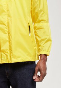 Chubasquero Noroit Impermeable Para Hombre - Bermudes Coupe, Cortavientos