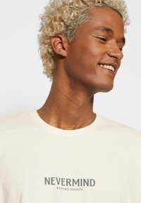 Kaotiko NEVERMIND UNISEX - T-shirt print - ivory