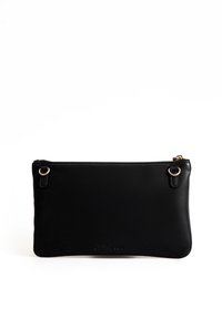 Zwarte leren clutch met een gladde textuur, ritssluiting en accenten van goudkleurig beslag, waaronder ringen voor bevestiging.