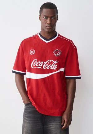 Next, REGULAR FIT - LICENSE FOOTBALL T-SHIRT . - T-shirt imprimé - red coca cola