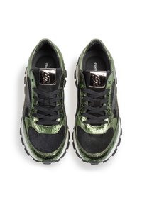 Gröna och svarta sneakers med en texturerad, metallisk finish. Har en snörningsdesign, vadderad krage och en tjock gummisula.