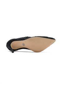 Escarpin noir à talons hauts avec un dessus en tissu texturé et un bout pointu. La semelle est en caoutchouc beige lisse, avec un petit talon et un design minimaliste.
