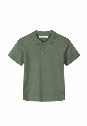 Krótki rękaw, oliwkowa koszulka polo z trzema guzikami oraz żebrowanym kołnierzykiem i mankietami, rozłożona płasko na białym tle.