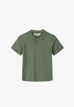 Krótki rękaw, oliwkowa koszulka polo z trzema guzikami oraz żebrowanym kołnierzykiem i mankietami, rozłożona płasko na białym tle.