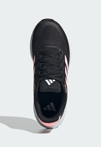 Baskets de sport noires avec une tige en mesh, accents roses et trois rayures blanches. Présentent des lacets texturés et une languette rembourrée pour le confort.