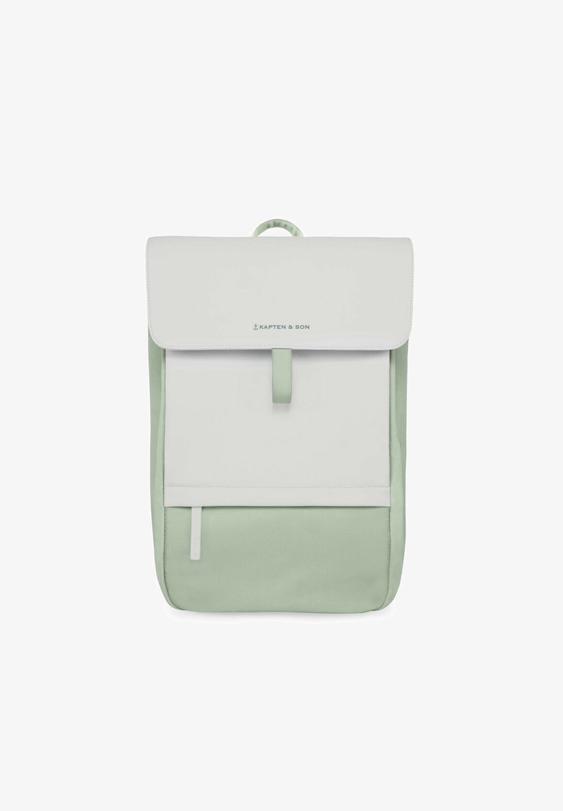 Sac à dos avec un corps en toile vert menthe et un rabat en simili cuir blanc. Comprend une poignée supérieure, une fermeture magnétique et une poche avant zippée.