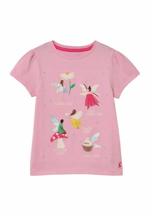 Camisa rosa de manga corta con hadas bordadas etiquetadas como Hada de las Flores, Hada Madrina, Hada del Bosque, Hada de los Dientes y Hada del Pastel en la parte delantera.