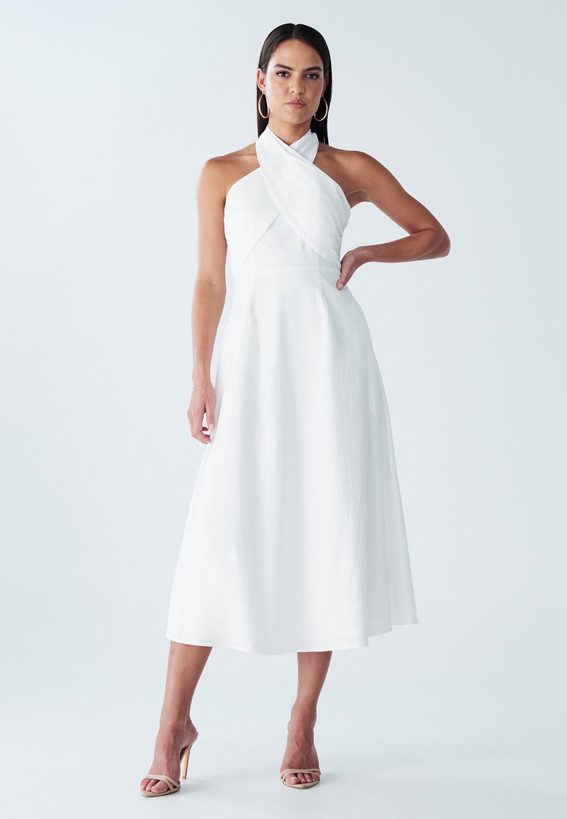 Bílá šatová šaty s halter krkem a úzkým korzetem a volnou sukní. Vyrobené z lehkého materiálu, s elegantním, minimalistickým designem.