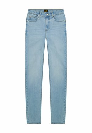 Hellblaue Skinny-Jeans mit fünf Taschen, Knopfverschluss und Lee-Markenlabel am Taillenbund vor weißem Hintergrund.