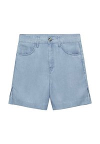 Shorts en denim bleu clair avec fermeture à bouton, poches avant et fentes latérales à l'ourlet pour plus de liberté de mouvement. Texture lisse.