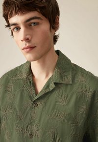 Next TEXTURED EMBROIDERED SHORT SLEEVE CUBAN COLLAR REGULAR FIT - Krekls - green