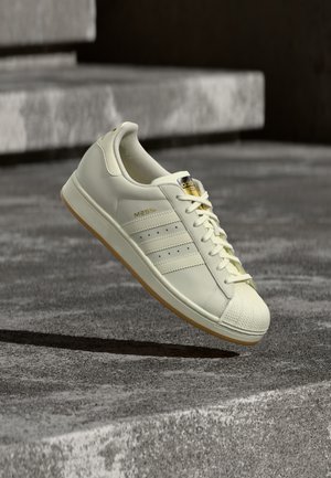 adidas Originals SUPERSTAR MESSI - Αθλητικά παπούτσια - ivory/gold-coloured metallic