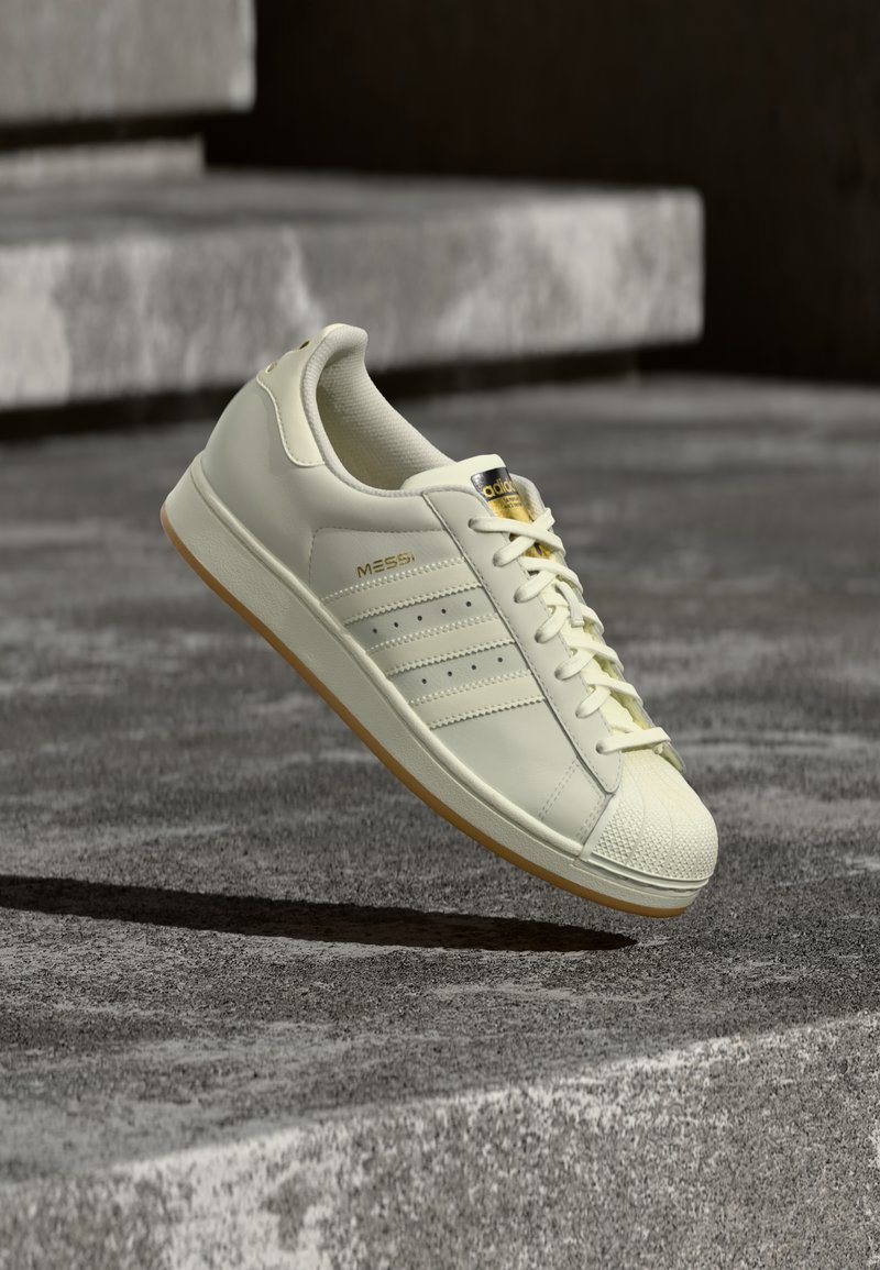 adidas Originals SUPERSTAR MESSI INDOOR FOOTBALL BOOTS IVORYGOLD COLOURED METALLIC AD142A048 B11 ivory/gold-coloured metallic/beige
