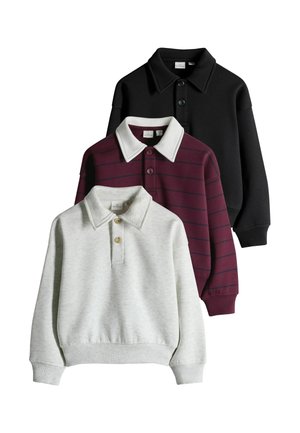 Drei langärmelige Poloshirts in Schwarz, Burgunder mit dünnen Streifen und Hellgrau, jeweils mit Kragen und 2 oder 3 Knöpfen vorne.