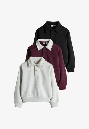 Drie polos met lange mouwen in zwart, bordeaux met dunne strepen en lichtgrijs, elk met een kraag en 2 of 3 knopen aan de voorkant.