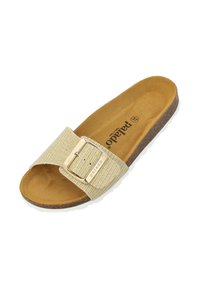Sandalia tipo deslizador de color beige claro con una correa de tela texturizada y un hebilla en tono dorado. Plantilla acolchada de color marrón y una suela de goma estampada.